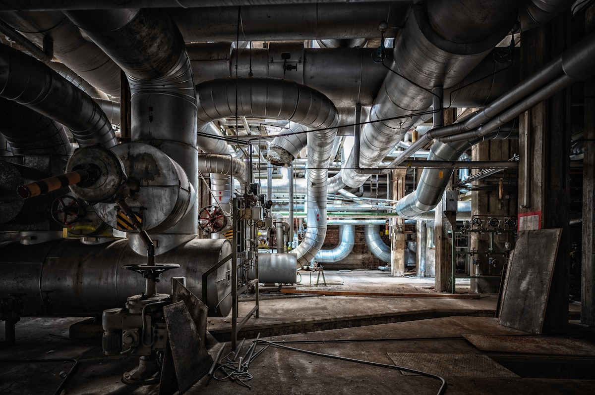 Ventilatie- en leidingsystemen in een commercieel gebouw