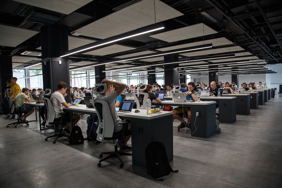 Open kantooromgeving in een bedrijfsverzamelgebouw